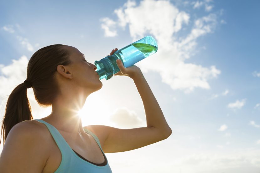Totuşi câtă apă se recomandă de băut pe zi (nu, nu 2 litri) - Om Activ
